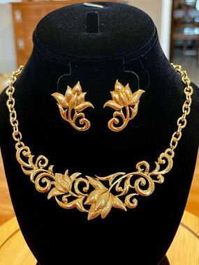 Vintage Avon Floral Trellis Gold Tone Necklace Pierced Earring Set 1992